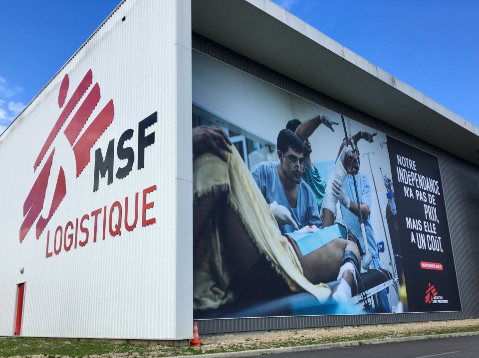 Nouvelle bâche et nouveau message sur les entrepôts de MSF Logistique